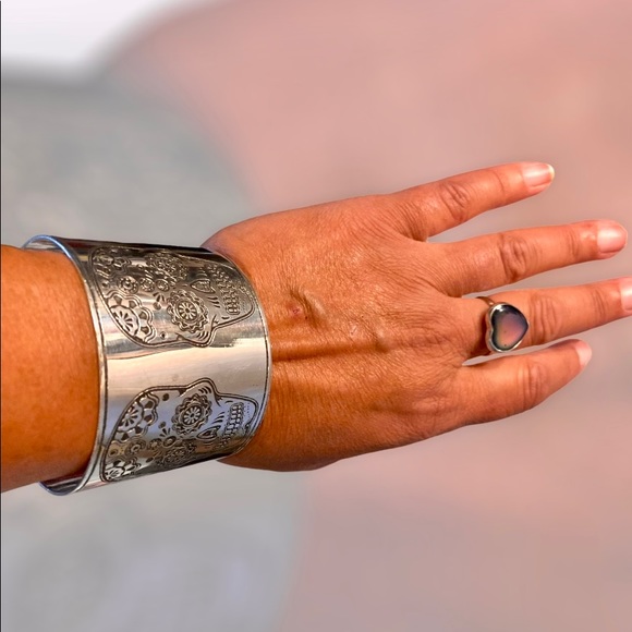 *Last 1* NWT Wide Silver Etched Calavera Skull Bracelet - Picture 3 of 3
